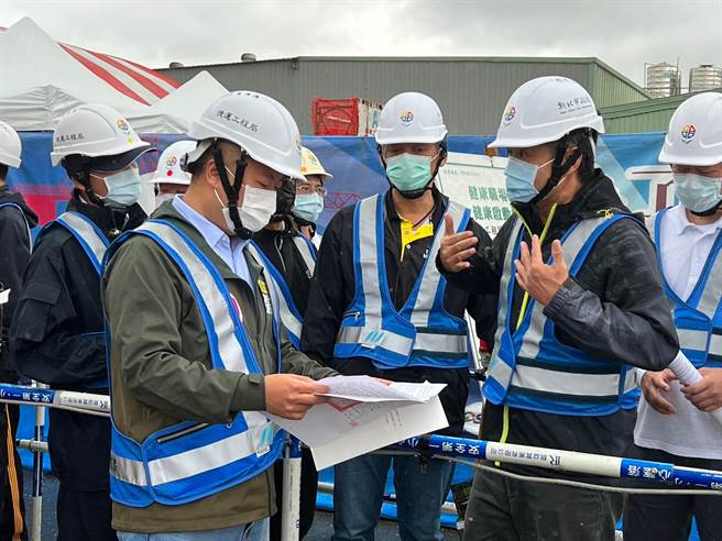 中和议员张志豪上前了解状况。（李奇叡摄）