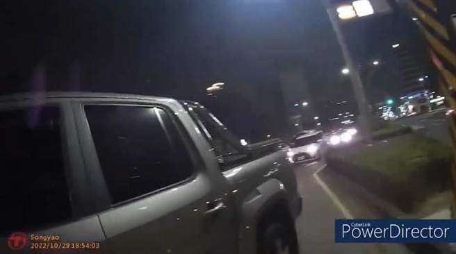 林姓男子酒駕後開到一半竟睡著，整台車斜停在馬路上，左轉燈還不停閃爍。（高市苓雅分局提供／楊舒婷高雄傳真）