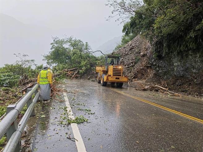 蘇花公路台9線119.4K處崩坍，導致雙向封閉。（民眾提供／吳佩蓉宜蘭傳真）