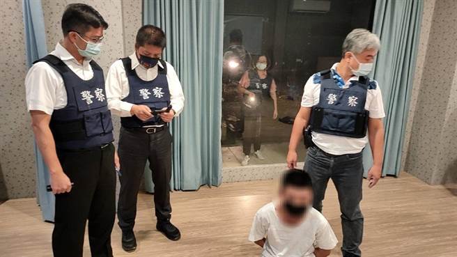 郭姓通缉犯（右二）拒捕开车衝撞云林县侦查队小队长，逃了7天落网。（虎尾警分局提供／张朝欣云林传真）