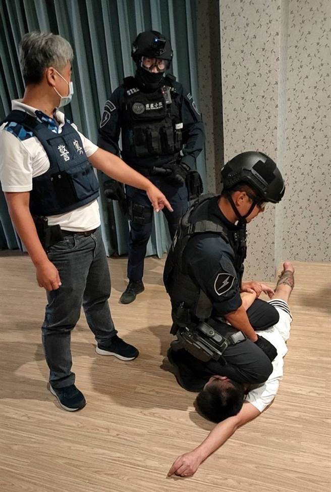 郭姓通缉犯（右）拒捕开车衝撞云林县侦查队小队长，逃了7天落网。（虎尾警分局提供／张朝欣云林传真）