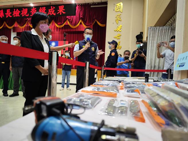 彰化縣長王惠美31日到縣警察局頒獎200多位績優警察同仁，刑事警察大隊副大隊長楊昭賢向縣長報告檢肅成果。（吳建輝攝）