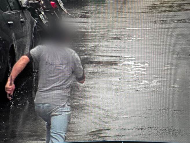 男子右手持刀衝出住處逃跑。（翻攝畫面）