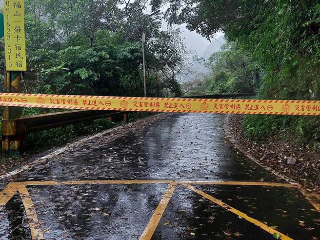 新北市烏來區北107線17.5k處，今天清晨5時45分傳出土石崩塌情形。（新店警分局提供／李奇叡新北傳真）