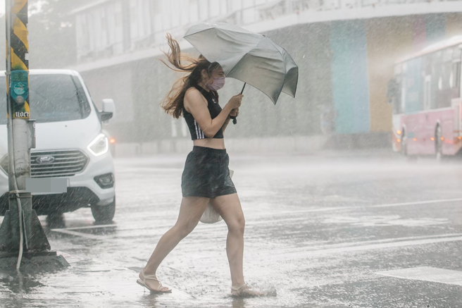医师白永嘉表示，29日当天至少有10人被强风吹倒送医，令他惊呼「新竹的风太夸张了」。（图／示意图，记者郭吉铨摄影）