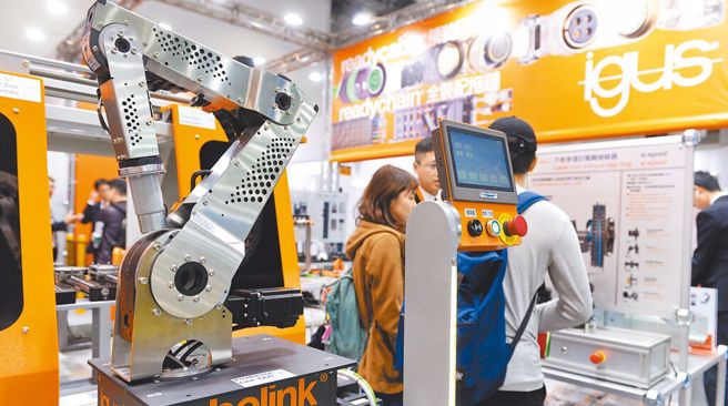 景气濒临衰退 台经院：制造业灯号连亮7颗低迷黄蓝灯（本报资料照）