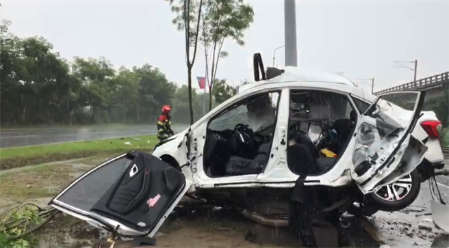一名约30岁的男子驾驶车辆行经台9线花莲瑞穗路段时，疑因天雨路滑，不慎自撞分隔岛上的电线杆，且撞击力大，车身侧面直接撞凹成「V字」，男子当场失去呼吸心跳、受困其中，救护人员费尽一番功夫才将人救出，目前人正在医院抢救中。（花莲县消防局提供／罗亦晽花莲传真）