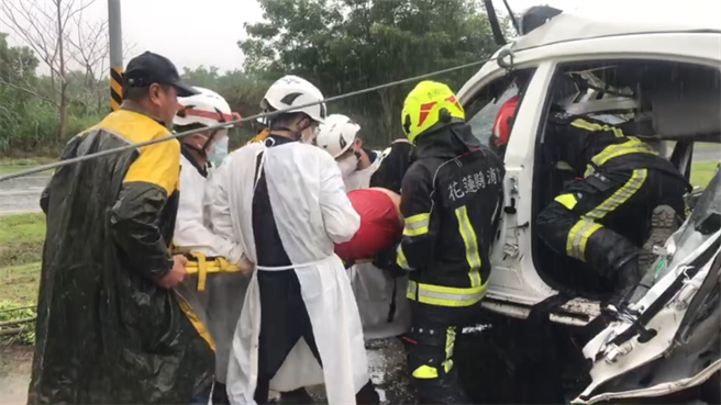 一名约30岁的男子驾驶车辆行经台9线花莲瑞穗路段时，疑因天雨路滑，不慎自撞分隔岛上的电线杆，且撞击力大，车身侧面直接撞凹成「V字」，男子当场失去呼吸心跳、受困其中，经救护人员内外齐力採「一拉一推」方式，才将人顺利救出后送医院抢救。（花莲县消防局提供／罗亦晽花莲传真）