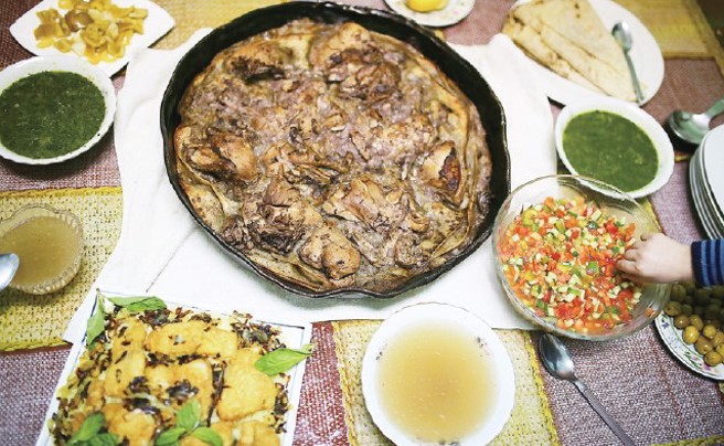 人们会上清真寺参与礼拜，而中午礼拜结束后的那一餐，对他们更是意义非凡，是全家人要回家团聚共享的一顿大餐。巴勒斯坦人的饮食文化偏好「一起」的概念―不仅要全家人坐在一起吃，也一起吃同一个盘子的食物，和我以往「一人一份」的分食习惯不同。(图/时报出版提供)