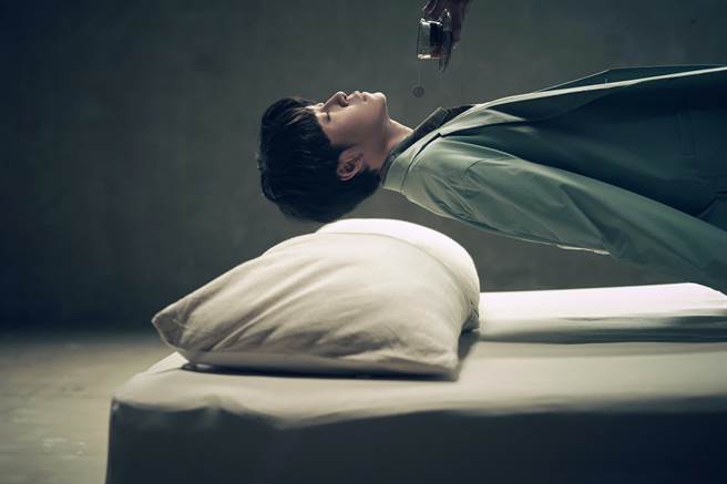 吴青峰新歌（......当幽灵失灵）MV。（环球音乐提供）