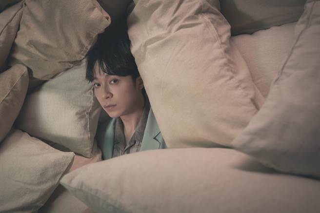 吴青峰新歌（......当幽灵失灵）MV。（环球音乐提供）