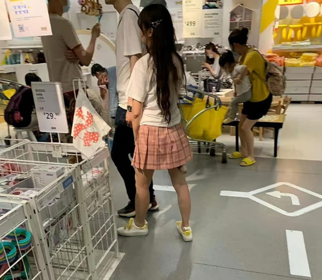 一名女孩逛卖场，裙子里竟藏着「狐狸尾巴」。（翻摄爆废公社公开版脸书）