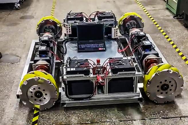 工研院与软板厂嘉联益、台科大三方合作，打造无人搬运车微缩化，预计2023年底完成研发及场域验证，帮助PCB及半导体业者加速转型为智慧工厂，提升产线效率。（工研院提供／罗浚滨新竹传真）