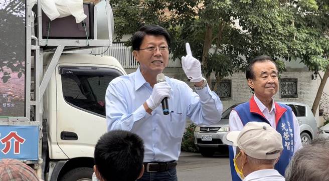 國民黨台南市長候選人謝龍介（左）繼續緊咬文旦產銷議題，今日在麻豆連辦3場座談會。（張毓翎攝）
