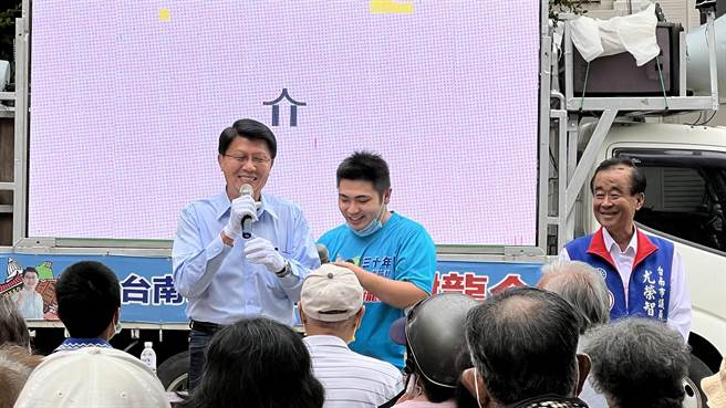 現場來了不少國民黨台南市長候選人謝龍介（左一）的支持者力挺。（張毓翎攝）