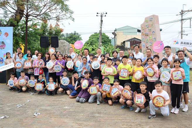 今「南靖好棒棒」大型艺术作品揭幕，参与创作的学童和长辈都到场参与。（吕妍庭摄) 