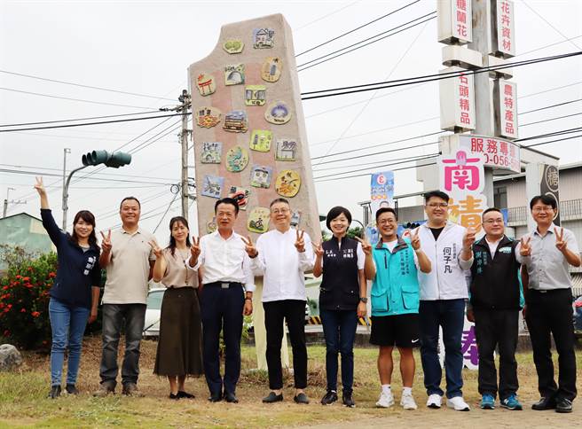 今「南靖好棒棒」大型艺术作品揭幕， 包括嘉义县长翁章梁、水上乡长刘敬祥、议员林缃亭、詹琬蓁、何子凡等人皆出席。（吕妍庭摄) 