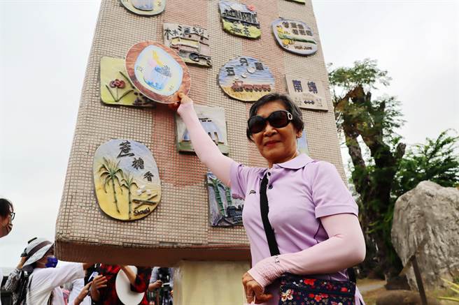 参与创作的长辈近距离观看自己的作品。（吕妍庭摄) 