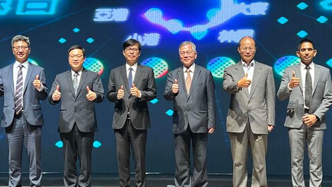 高市府今（31）日宣布成立「半导体S廊带产学大联盟」，而「半导体S廊带服务中心」也同时揭牌。（柯宗纬摄）