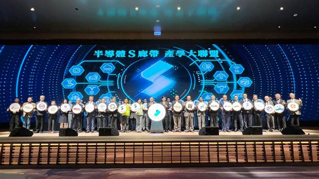 高市府今（31）日宣布成立「半导体S廊带产学大联盟」，而「半导体S廊带服务中心」也同时揭牌。（柯宗纬摄）