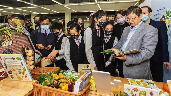 「慢读好食刻」巡展全国图书馆，新竹县图书馆首站，县长杨文科（右）与六家国小学生一起看展。（罗浚滨摄）