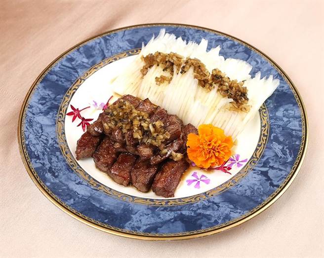 其中鱼子酱无骨牛小排保持牛肉的软嫩及原汁原味，佐以上等鱼子酱，带出牛肉本身的鲜甜。（金典酒店提供／冯惠宜台中传真）