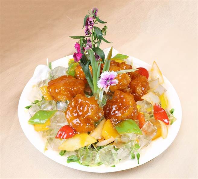 冰镇咕咾海虾球是主厨发挥巧思以冰镇手法料理经典菜色咕咾虾球，口感爽脆而不油腻，再快速以冰镇处理，保持虾球表皮的酥脆。（金典酒店提供／冯惠宜台中传真）