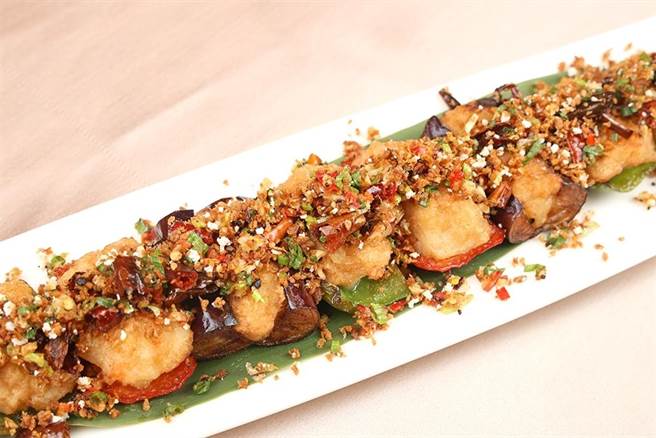 避风塘煎酿三宝是粤系怀旧菜，以鲜打虾浆镶入在茄子、彩椒中，再以传统港式避风塘的作法，将调味料切细爆香，淋于香煎三宝上，香辣下饭。（金典酒店提供／冯惠宜台中传真）