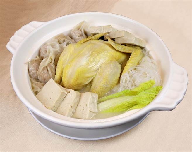 「金典一品砂锅鸡」：使用猪大骨、老母鸡、赤肉、金华火腿等严选食材，炖煮8小时，採一锅两吃，第ㄧ吃品嚐原锅鸡汤的浓郁，第二吃，加入配料一起炖煮后再次澎湃上桌。（金典酒店提供／冯惠宜台中传真）