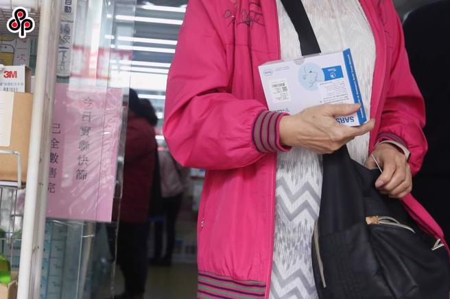 指挥中心表示近期发现网路上有人兜售阳性结果的快筛试剂，属于违法行为。图为民眾购买快筛。(资料照)