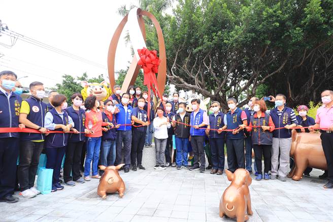 台中市肉品市场拆除变身「猪事圆满公园」第一期工程完工并于10月31日盛大启用。（冯惠宜摄）