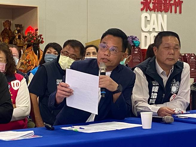 国民党新竹市长候选人林耕仁今天在多位党籍市议员的陪同下举行记者会，向高虹安提出包括是否任用男友担任立院公费助理等4大质疑。（陈育贤摄）