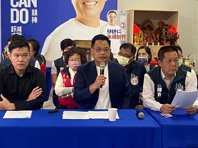 国民党新竹市长候选人林耕仁（中）今天在多位党籍市议员的陪同下举行记者会，向高虹安提出包括是否任用男友担任立院公费助理等4大质疑。（陈育贤摄）