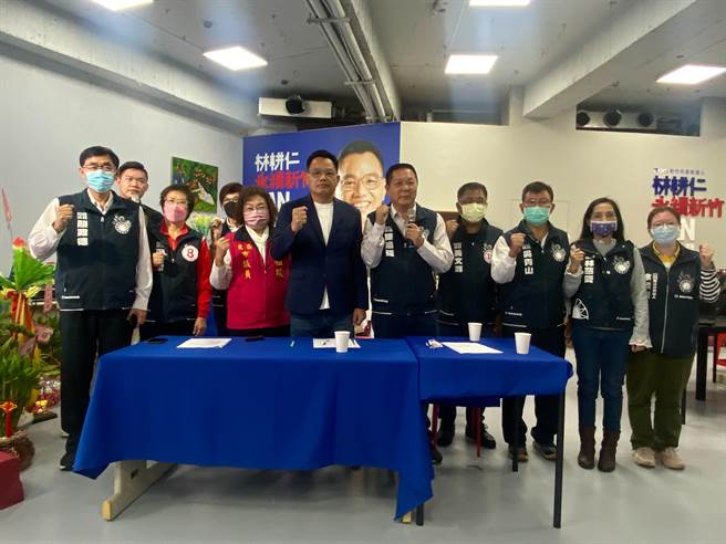 国民党新竹市长候选人林耕仁（左四）今天在多位党籍市议员的陪同下举行记者会，向高虹安提出包括是否任用男友担任立院公费助理等4大质疑。（陈育贤摄）