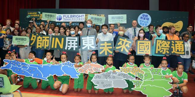 英语融入校园教学，屏县外籍英语教师教学展成果。(林和生摄)