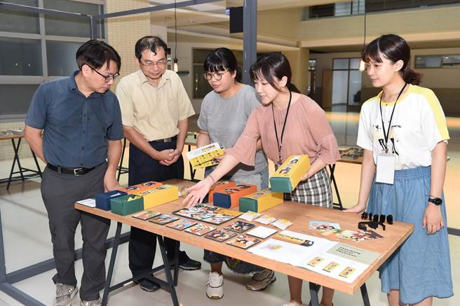 静宜台文系近年将「文学转译」展现在文学绘本、文创商品、桌游及漫画作品中，让台湾文学作品在不同世代获得更多阅读族群。(静宜大学提供)