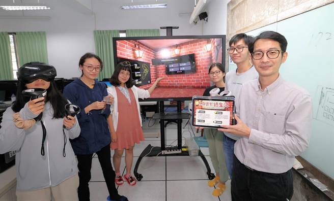 高雄大学艺创系副教授王政弘（右）带领团队开发中学理化VR教材《物质密室逃生记》。（高雄大学提供／林瑞益高雄传真）