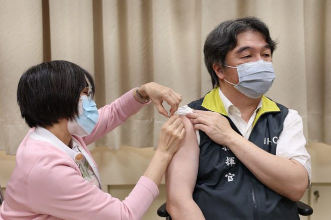 王必胜第4剂疫苗选择高端，前三剂则分别是AZ、AZ、BNT。（指挥中心提供）