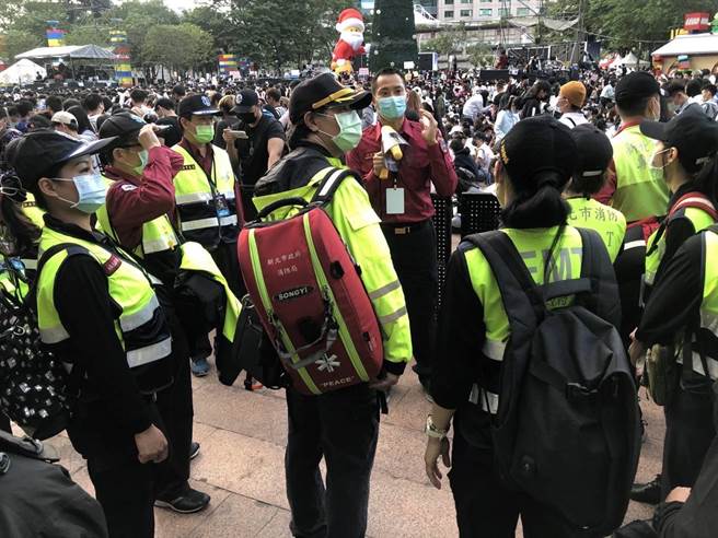 新北市政府强化欢乐耶诞城安全防护作为。（新北市消防局提供）