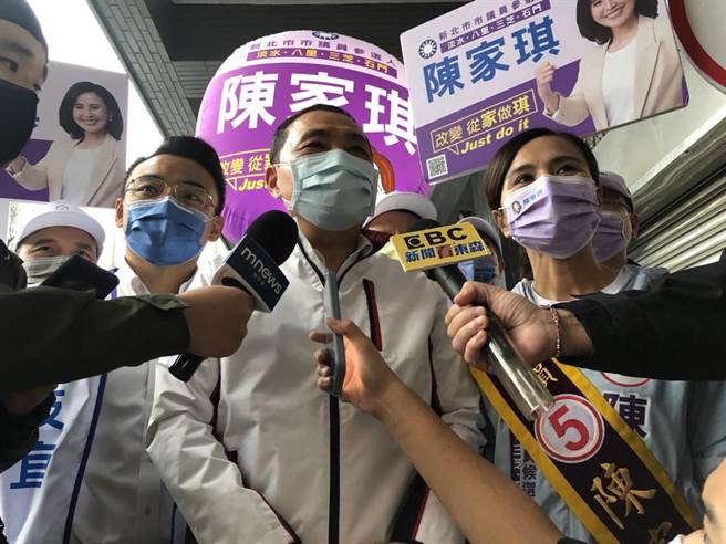 南韩梨泰院29日因万圣节活动吸引超过10万人潮涌入，结果发生严重的踩踏事故，造成超过150人死亡的惨案，外界也关注即将登场的新北耶诞城是否对此有新的防范措施，新北市长侯友宜31日也提出市府的防范措施。(黄敬文翻摄)