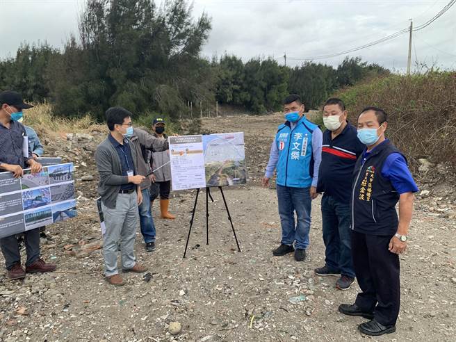 市议员李荣鸿31日邀集观光旅游局及大甲区公所、里办公处，和附近居民等，一同于现场举办工程说明会。(李荣鸿服务处提供)