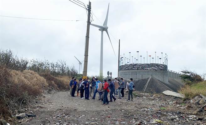 市议员李荣鸿31日邀集观光旅游局及大甲区公所、里办公处，和附近居民等，一同于现场举办工程说明会。(李荣鸿服务处提供)