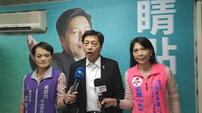 对于台积电外传落脚桃园龙潭，桃园市长郑文灿称是桃园市长候选人郑运鹏功劳，桃园市长候选人郑宝清（中）批又讲谎话。（赖佑维摄）