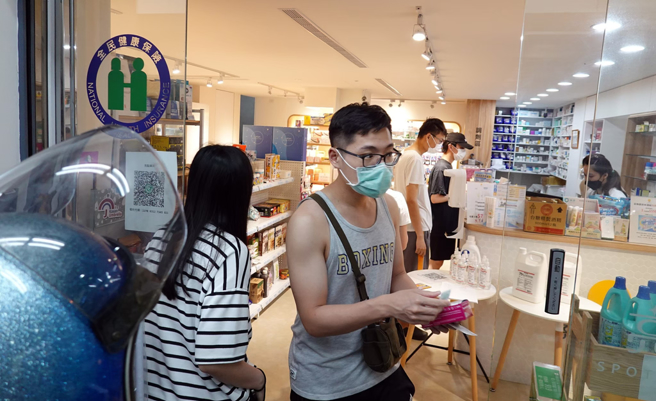 新一轮快筛实名制于11月1日上路，65岁及6岁以下幼儿，可免费领取5剂。（资料照 姚志平摄）
