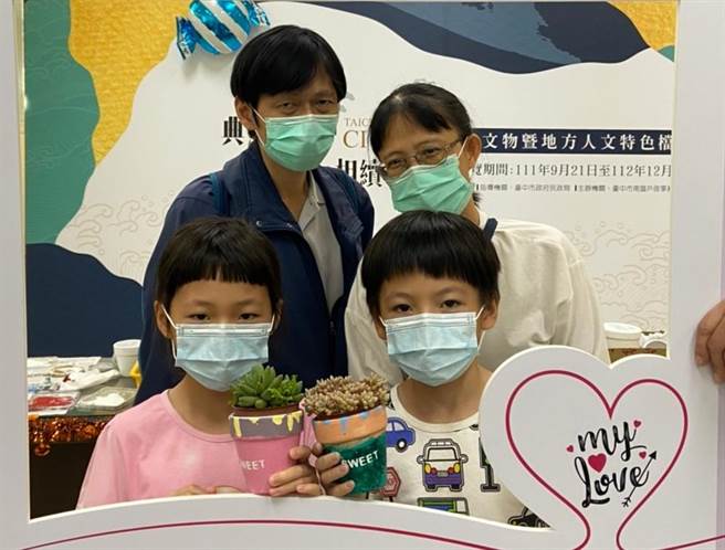 台中市南区户政事务所日前举行「户政知识王」活动，国小学生认识简单的户政知识及性别平等观念。（读者提供／张妍溱台中传真）