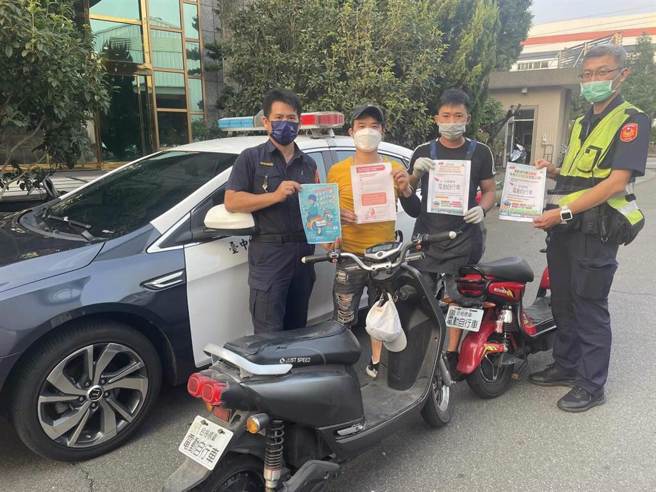 图为东势分局新社分驻所员警，在辖内光国股份有限公司针对200余位越南外籍移工加强宣导电动自行车，11月30日起须挂牌才可上路。（警方提供）
