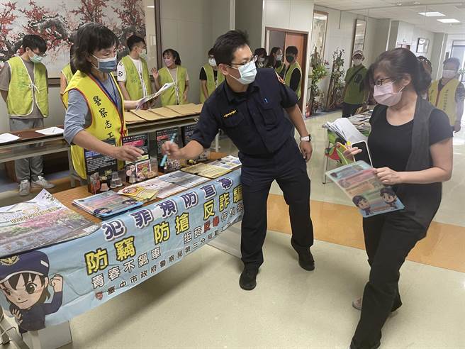 台中市政府警察局第三分局勤工派出所，日前參與中山醫學大學房東座談會，員警化身治安風水師，提醒房東住宅防竊、犯罪新手法、認識新興毒品等注意事項。（警方提供／張妍溱台中傳真）