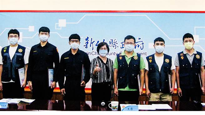 新竹县10月治安会报，县府秘书长陈季媛表扬6名破案有功人员。（新竹县警局提供／罗浚滨新竹传真）