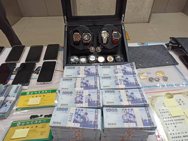 警方查扣大量現金、名表等不法所得與證物。（警方提供）