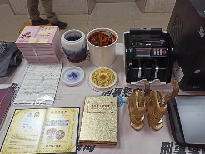 警方查扣大量現金、名表等不法所得與證物。（警方提供）
